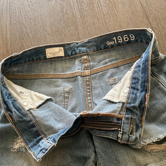 NWOT •GAP Sexy Boyfriend Distressed Denim Classic Jean Shorts • Mid Rise • HP🎉 - Picture 11 of 16